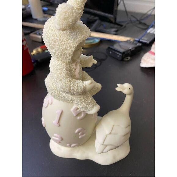 Dept 56 Snow Bunnies Figurine "Counting the Days 'Til Easter" - Picture 4 of 7